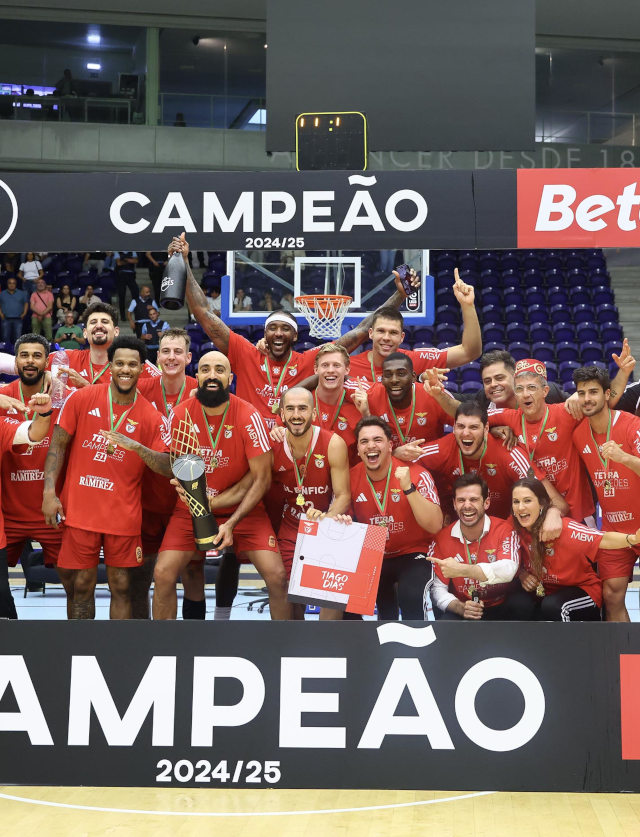 Equipa do Benfica celebra o 31.&#186; t&#237;tulo de campe&#227;o nacional