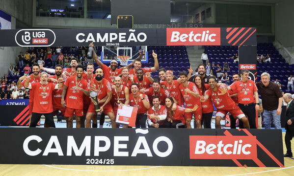 Equipa do Benfica celebra o 31.&#186; t&#237;tulo de campe&#227;o nacional