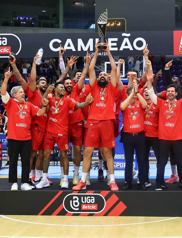 Equipa do Benfica festeja o quarto t&#237;tulo nacional consecutivo