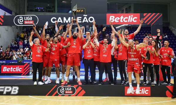 Equipa do Benfica festeja o quarto t&#237;tulo nacional consecutivo