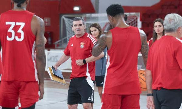 Norberto Alves passa instru&#231;&#245;es ao grupo