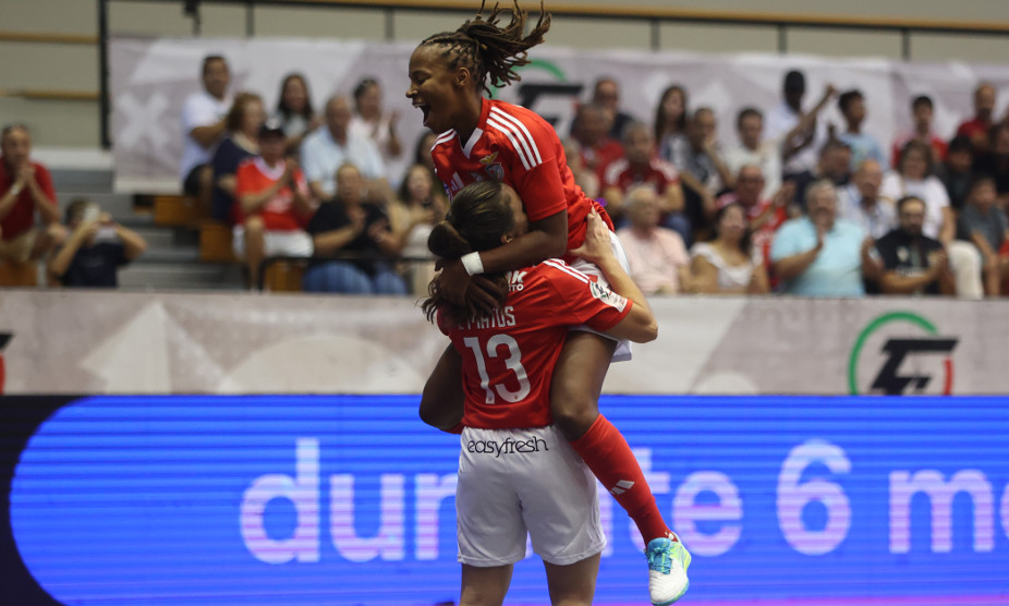 Golo do Benfica marcado por Inês Matos, que festeja com Maria Pereira