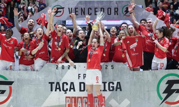 In&#234;s fernandes soul&#232;ve la 3e Coupe de la Ligue de Benfica