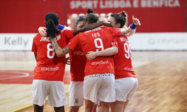 Jogadoras do Benfica festejam um dos quatro golos