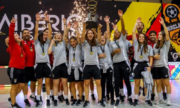A equipa do Benfica a celebrar