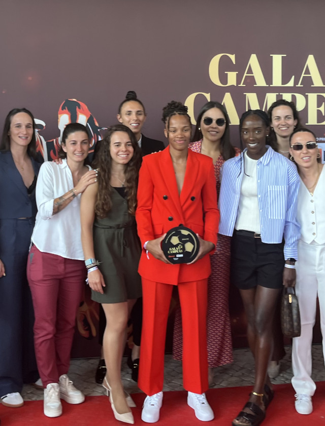 Maria Pereira, ladeada pelas colegas de equipa, com o pr&#233;mio de Melhor Jogadora