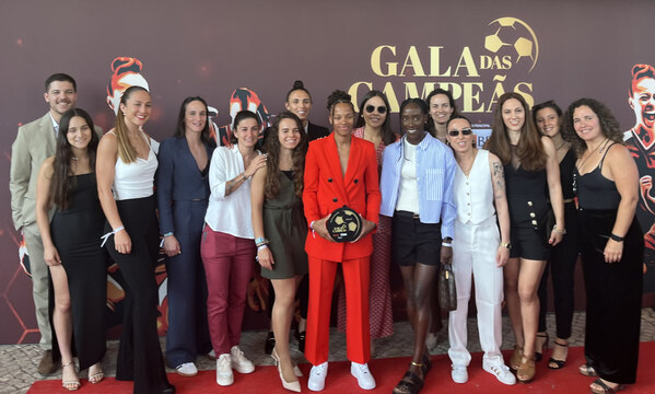 Maria Pereira, ladeada pelas colegas de equipa, com o pr&#233;mio de Melhor Jogadora