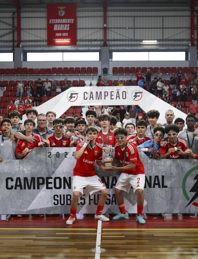 Equipa do Benfica com o trof&#233;u