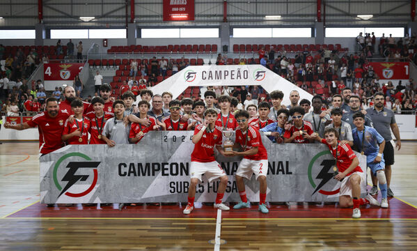 Equipa do Benfica com o trof&#233;u