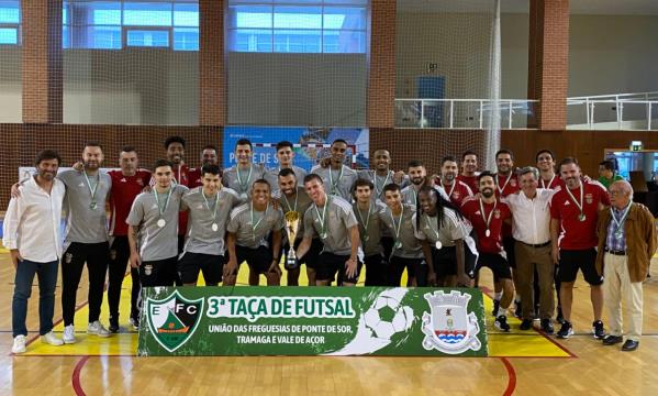 Equipa do Benfica com o troféu