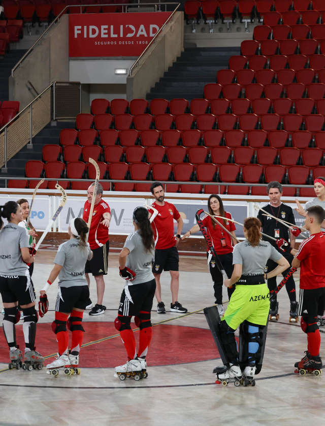 Treinador Paulo Almeida com a equipa no treino