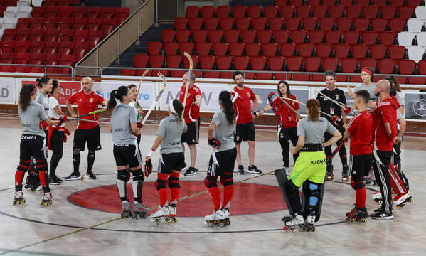 Treinador Paulo Almeida com a equipa no treino