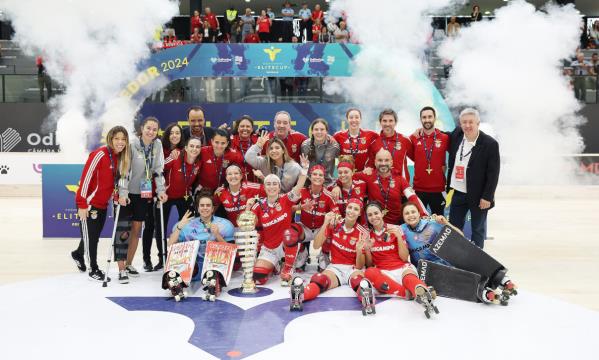 Equipa do Benfica com o trof&#233;u da Elite Cup Feminina