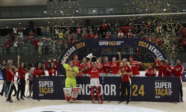 Benfica women&#39;s roller hockey team with the Super Cup trophy