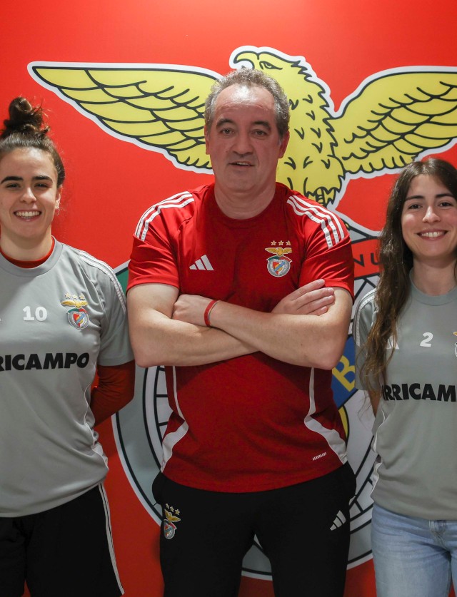 Treinador Paulo Almeida com as capitãs Maria Vieira e Marlene Sousa