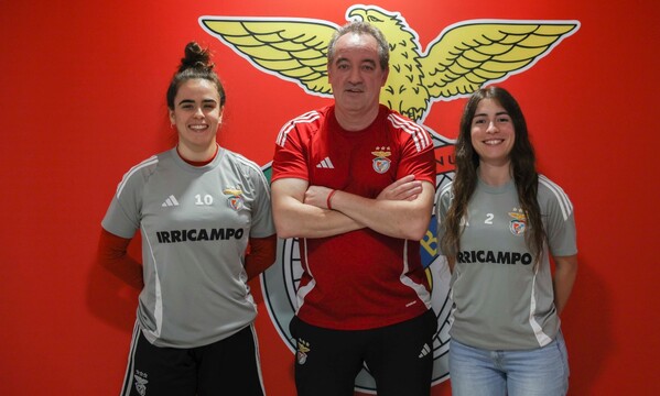 Treinador Paulo Almeida com as capitãs Maria Vieira e Marlene Sousa