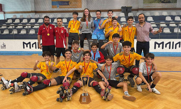 Equipa Sub-15 do Benfica celebra a conquista
