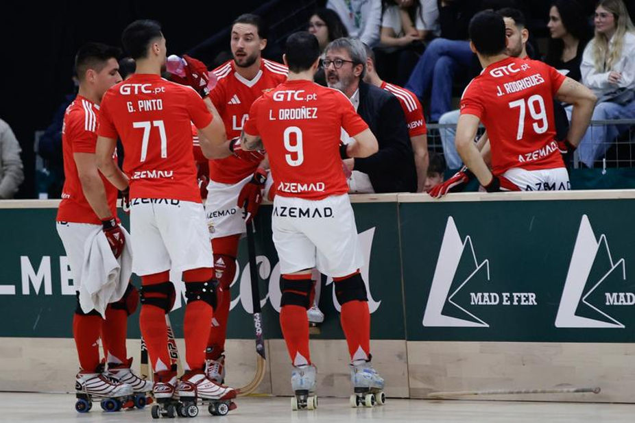 Edu Castro com os jogadores do Benfica