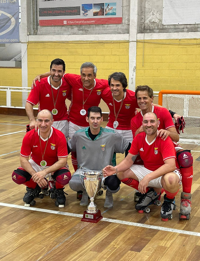 Os campe&#245;es nacionais com o trof&#233;u