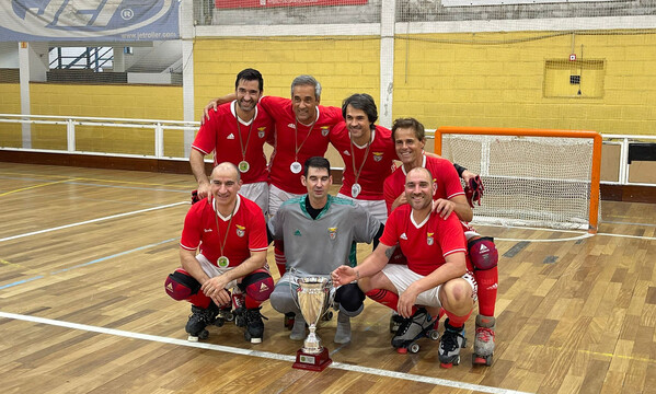 Os campe&#245;es nacionais com o trof&#233;u