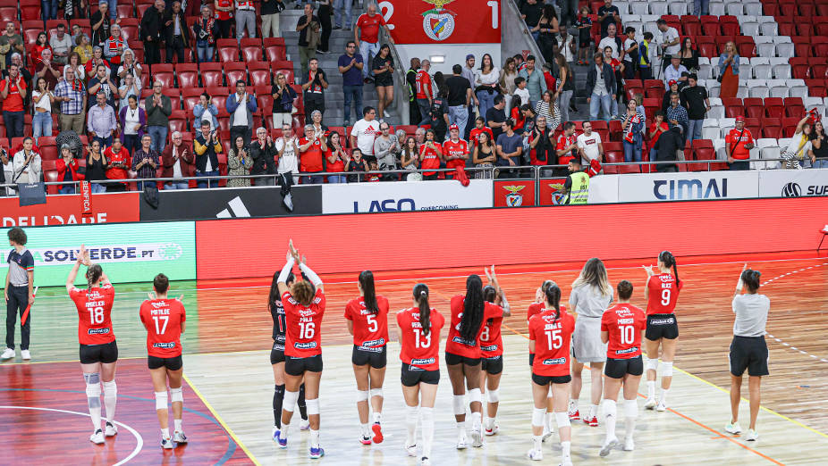 Equipa do Benfica saúda os adeptos