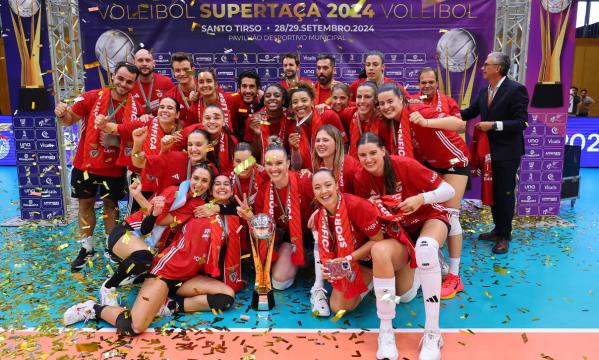 Equipa do Benfica festeja a conquista