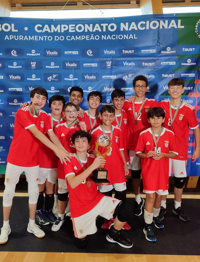 Minis do Benfica com o trof&#233;u