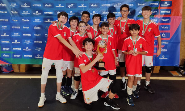 Minis do Benfica com o trof&#233;u