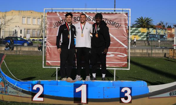 Leandro Ramos no p&#243;dio com a medalha de ouro