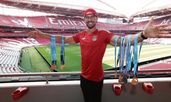 Fernando Pimenta exibe medalhas conquistadas