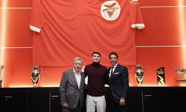 Diogo Ribeiro com o Presidente Rui Costa e o vice-presidente Fernando Tavares