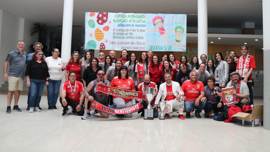 Equipa do Benfica com os adeptos