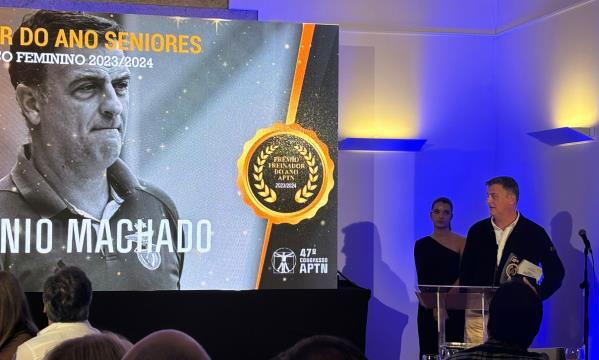 Treinador Ant&#243;nio Machado