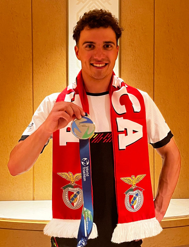 Vasco Vila&#231;a com a medalha de prata