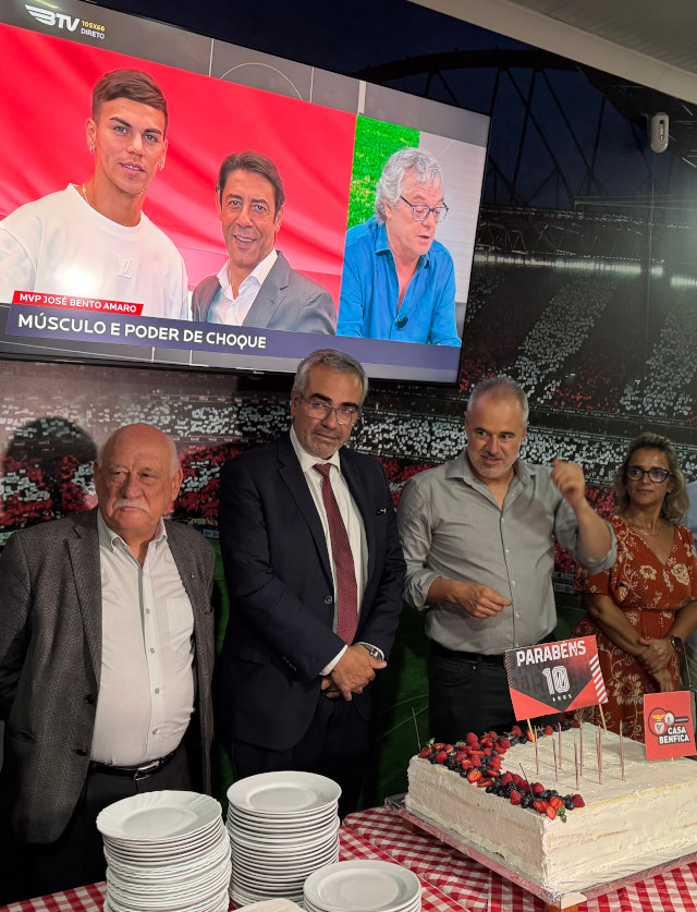 Jos&#233; Pereira Costa, presidente da Mesa da Assembleia Geral do Benfica, ao centro