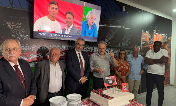 Jos&#233; Pereira Costa, presidente da Mesa da Assembleia Geral do Benfica, ao centro