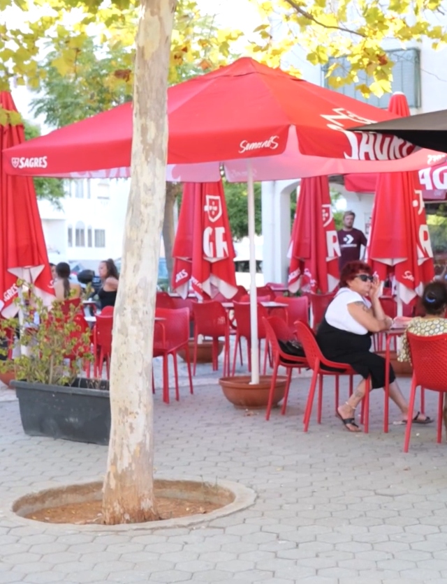 Sol, conv&#237;vio e paix&#227;o pelo Benfica na esplanada da Casa em Tavira