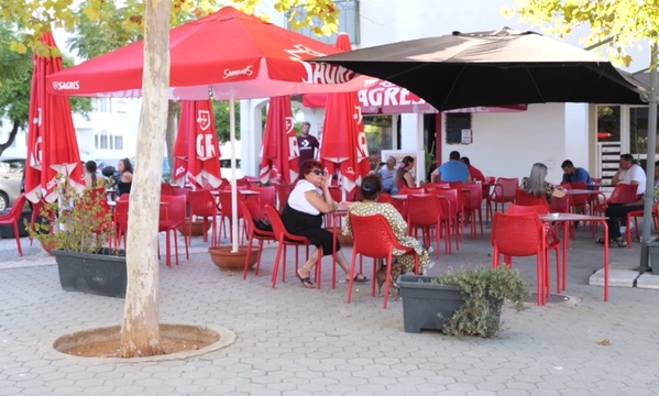 Sol, conv&#237;vio e paix&#227;o pelo Benfica na esplanada da Casa em Tavira