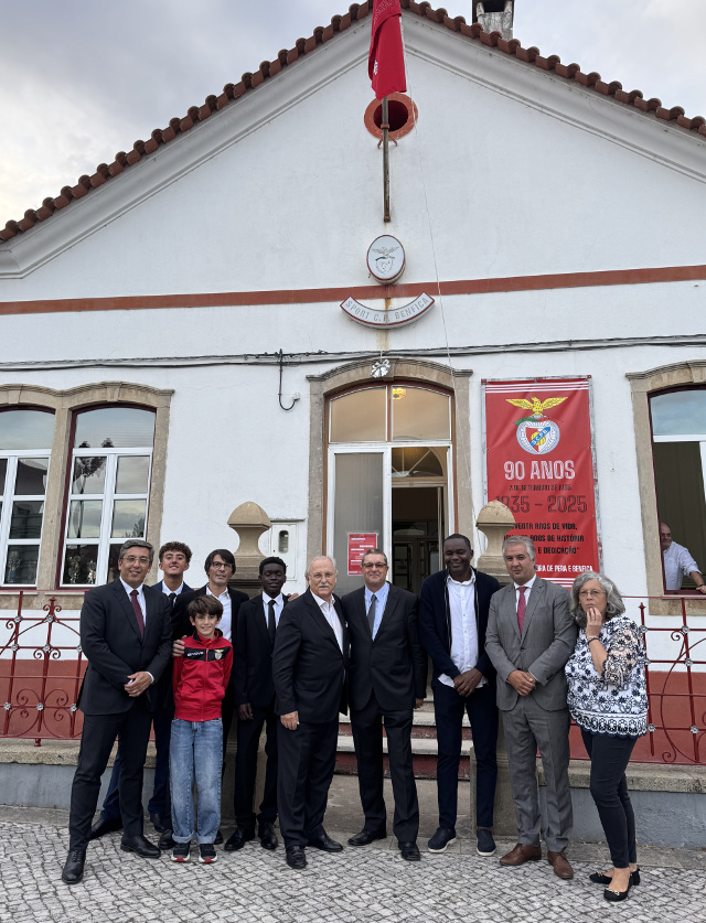 Comitiva do Sport Lisboa e Benfica em frente da sede do Sport Castanheira de Pera e Benfica