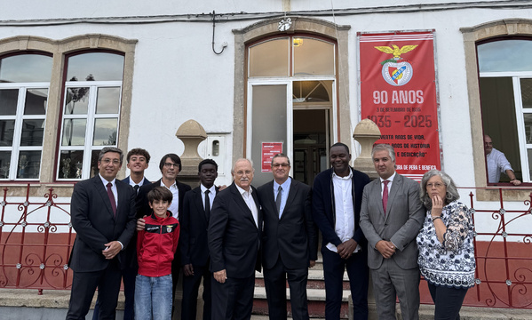 Comitiva do Sport Lisboa e Benfica em frente da sede do Sport Castanheira de Pera e Benfica