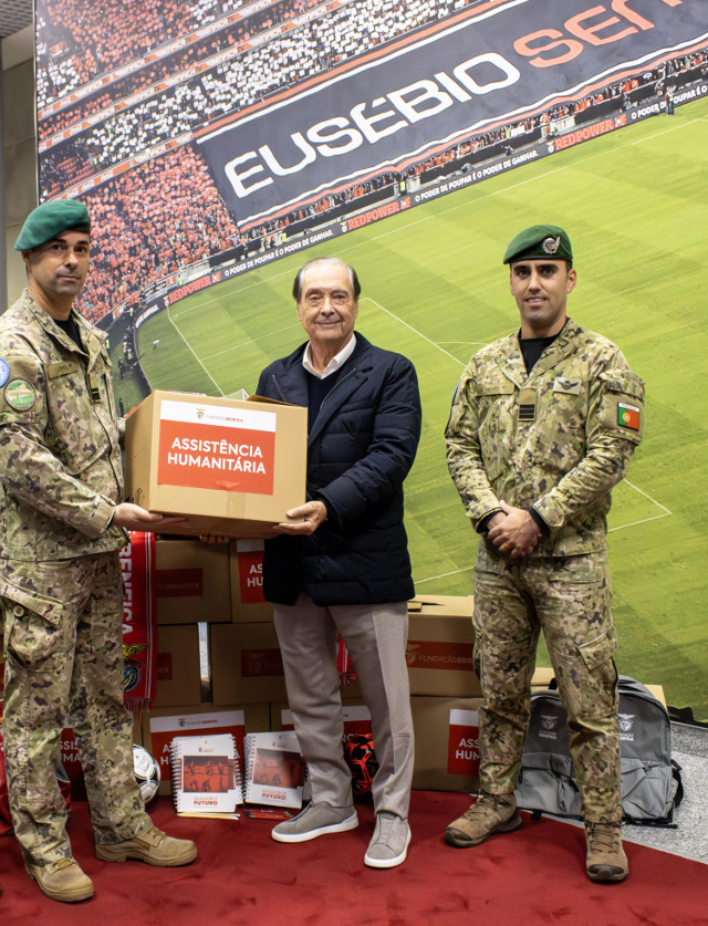 Carlos Moia entrega a ajuda humanit&#225;ria ao Ex&#233;rcito Portugu&#234;s