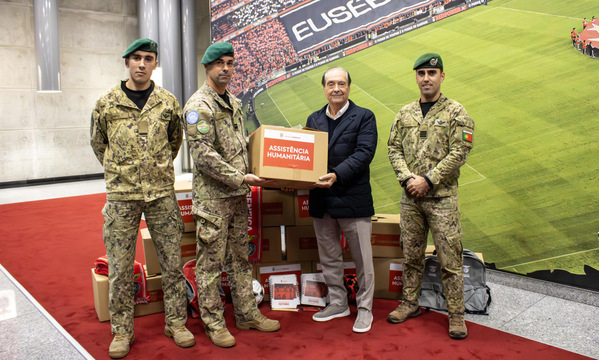 Carlos Moia entrega a ajuda humanit&#225;ria ao Ex&#233;rcito Portugu&#234;s