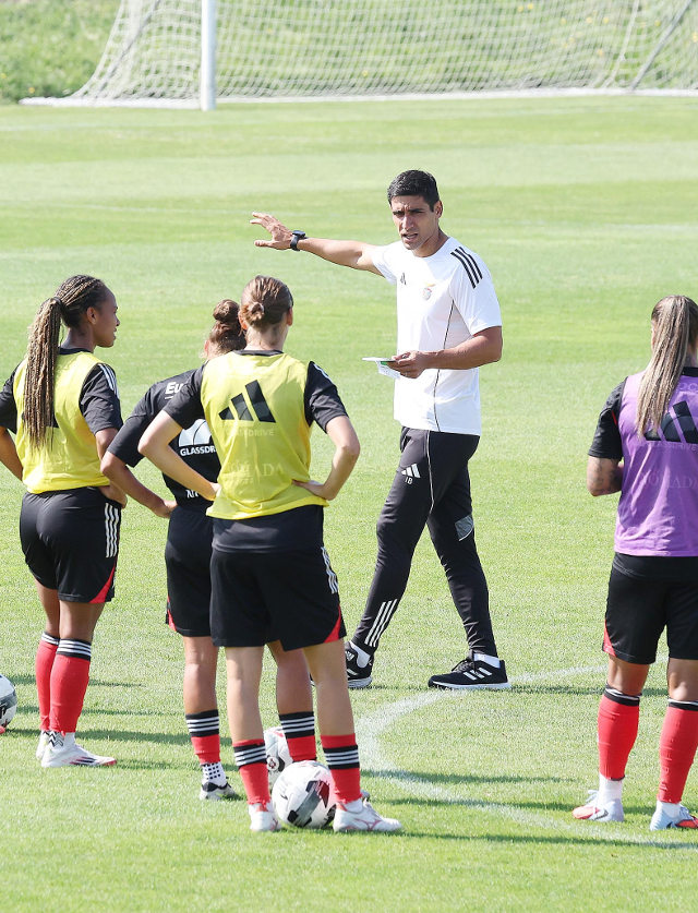 Ivan Baptista e as suas jogadoras