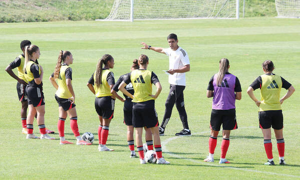 Ivan Baptista e as suas jogadoras