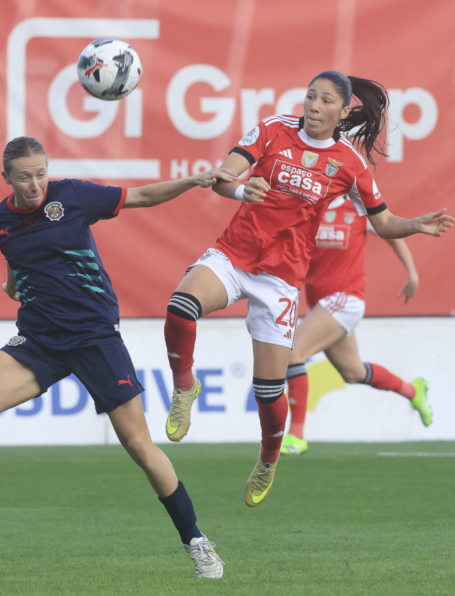 Lara Martins disputa a bola