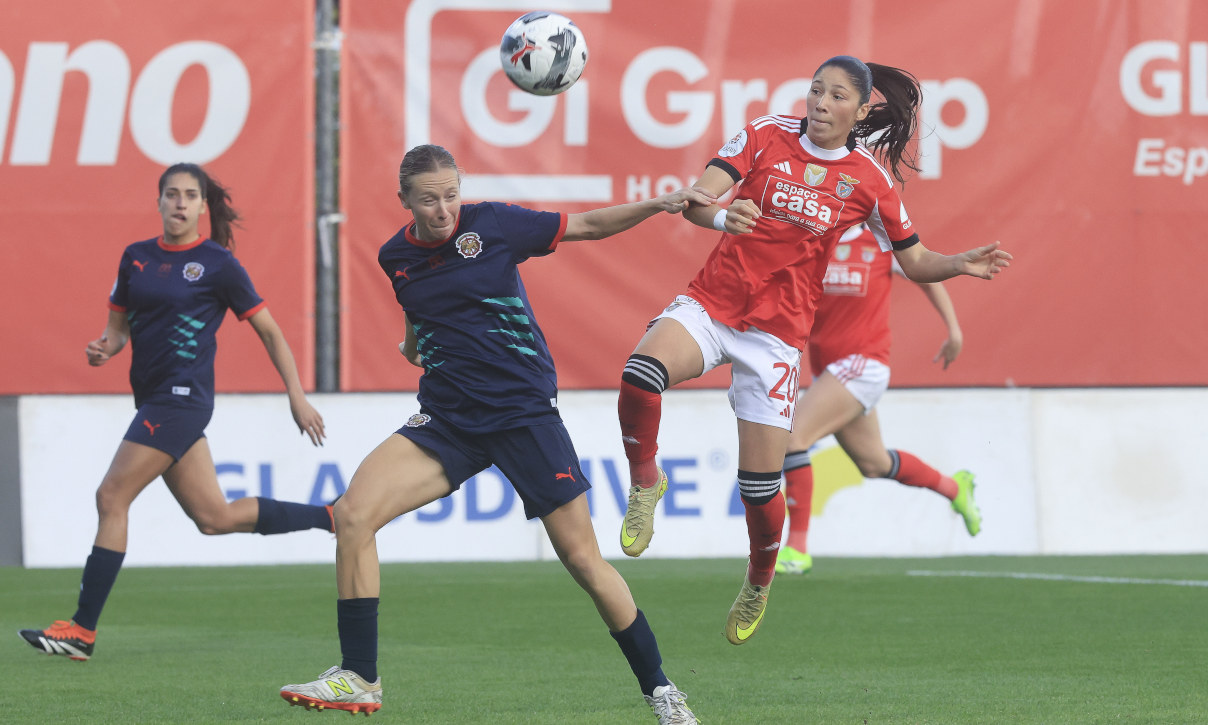 Lara Martins disputa a bola