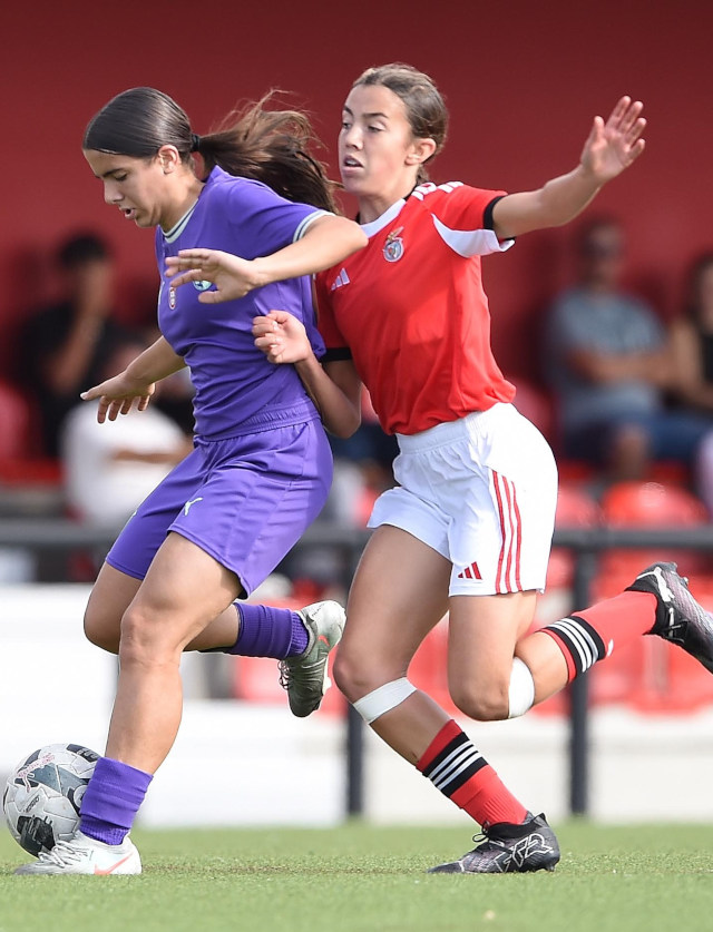Disputa de bola no Braga-Benfica em Sub-19