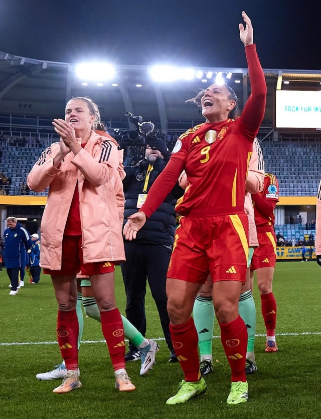 Cristina Prieto (n.º 9) festeja a passagem à final da competição