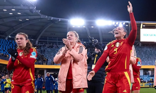 Cristina Prieto (n.º 9) festeja a passagem à final da competição