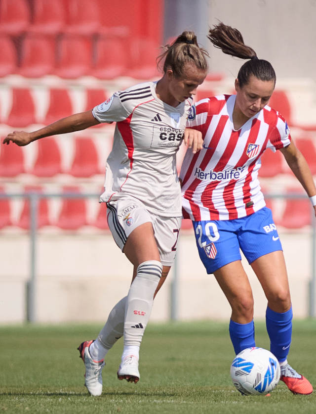 Anna Gasper, autora de um gola&#231;o, discute a posse de bola